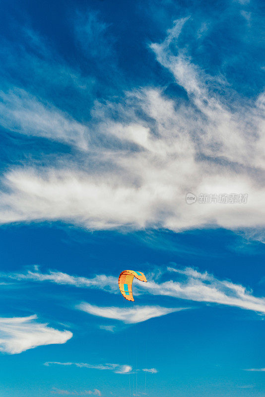 风筝在空中与美丽的云景在普拉亚做马丁哈尔附近的萨格利斯，葡萄牙