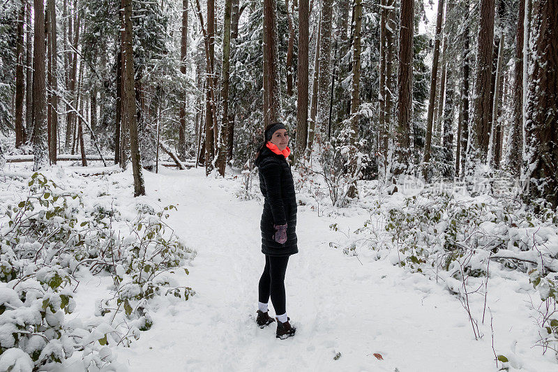 在南温哥华岛享受一个下雪天