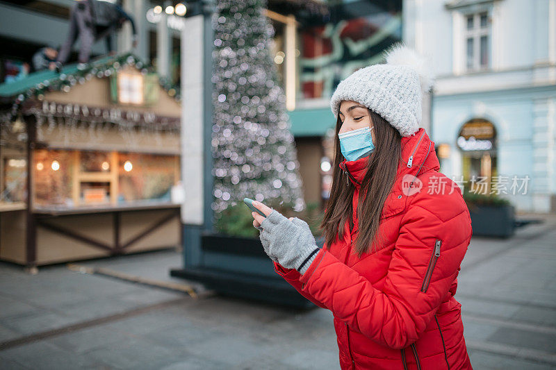 年轻的白人女人在用智能手机