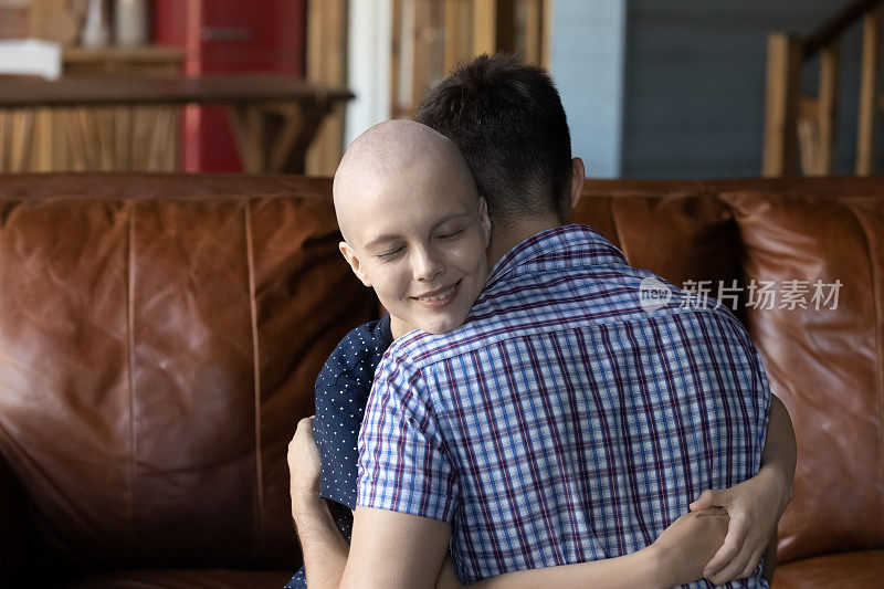 相爱的夫妇，女人是癌症患者在沙发上拥抱