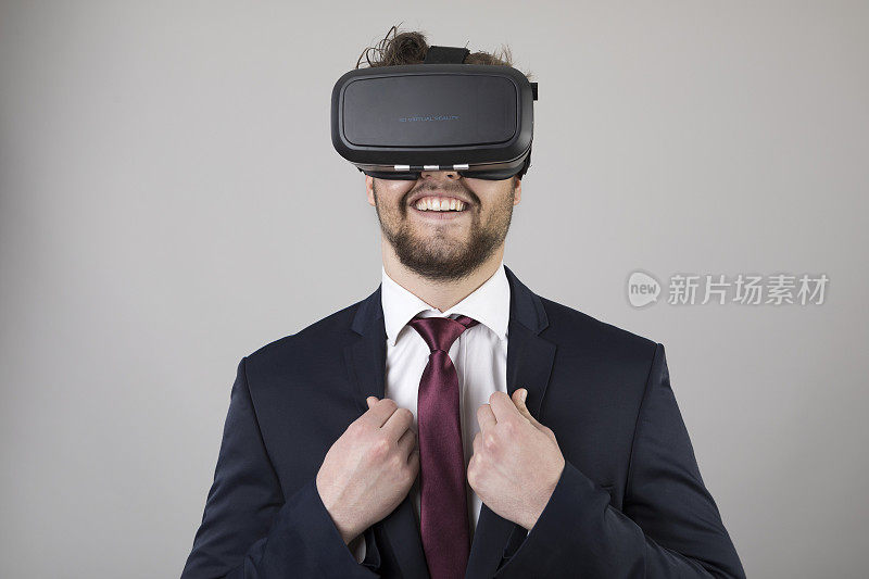 年轻人体验虚拟现实眼镜耳机