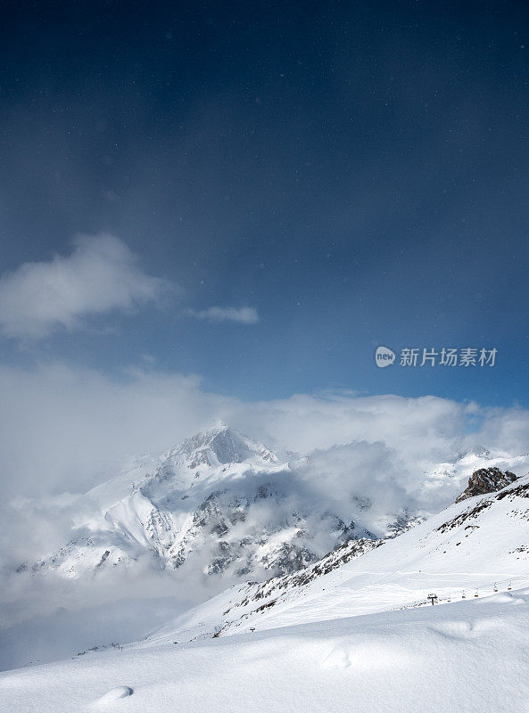 冰雪覆盖的山脉。滑雪胜地。