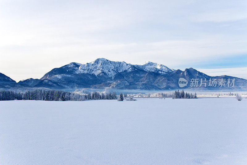 童话般的高山冬季景观全景