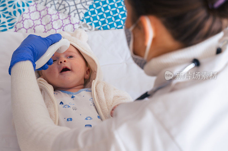 家庭照顾者。COVID-19大流行期间医生对新生儿的家庭探视。儿科医生给孩子做例行体检。监测病人的一般健康状况。