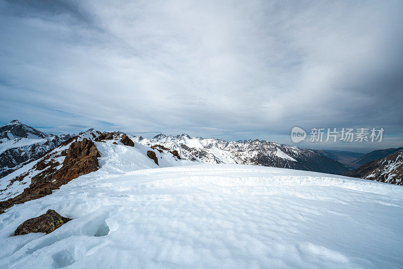 雪山上流下来