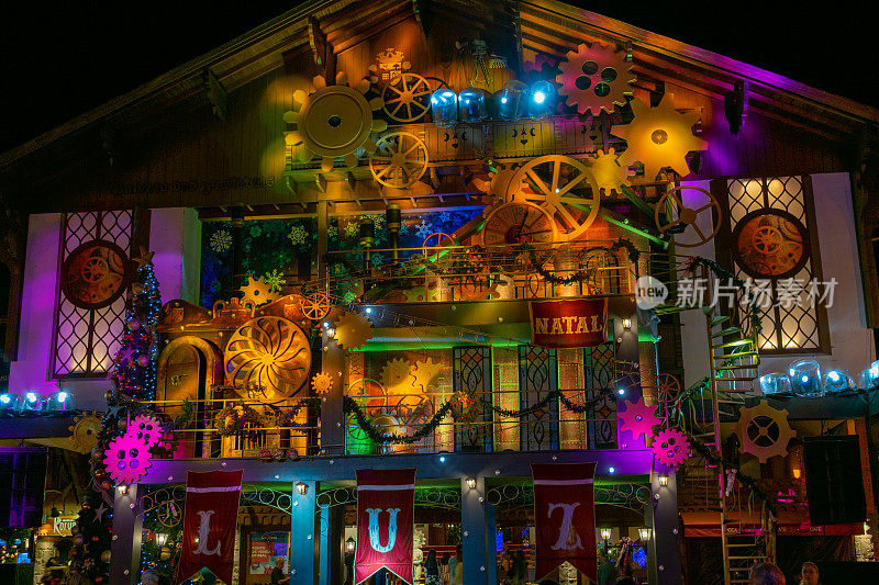 格拉马多市一城市建筑中的圣诞装饰，用于圣诞灯的呈现