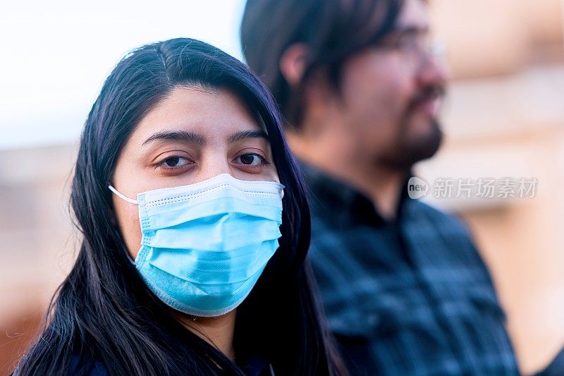 年轻的西班牙夫妇戴着防护口罩