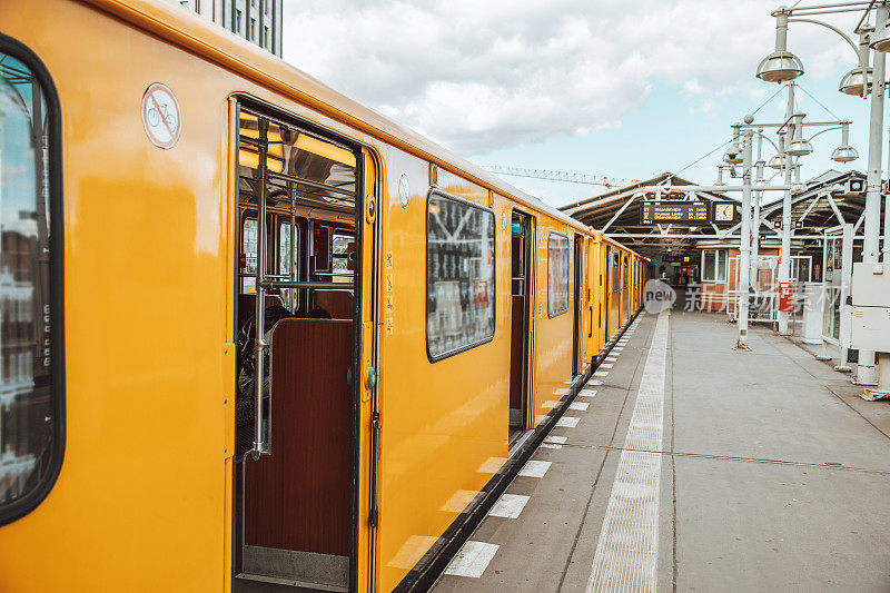 黄色地铁列车在站台候车