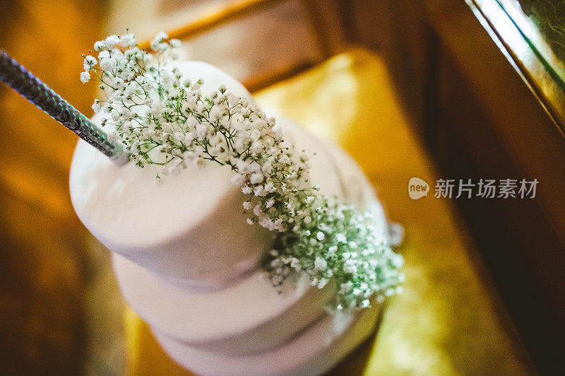 白色婚礼蛋糕与天竺葵