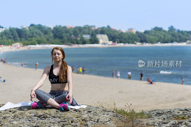 海滩上的红发女人