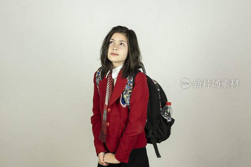 一个穿着校服背着背包的小学女孩的肖像
