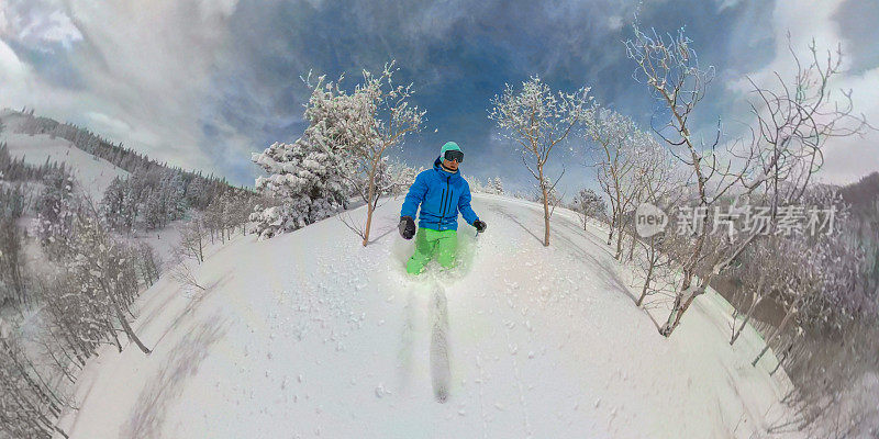 自拍:一名年轻人喜欢在鹿谷的香槟粉上滑雪。