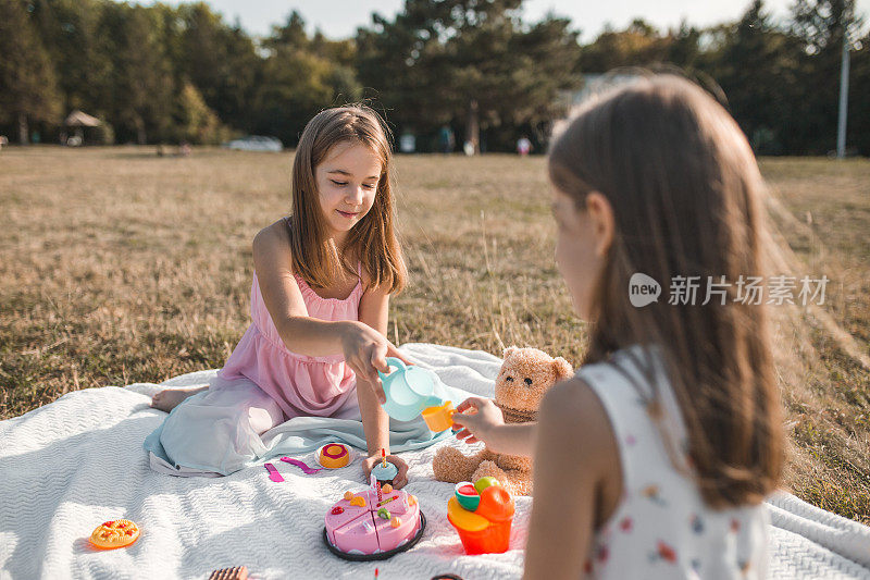 两姐妹有一个茶话会和泰迪熊