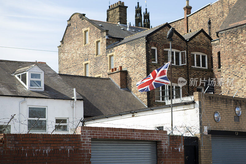 在市中心房屋的后院，英国国旗降半旗