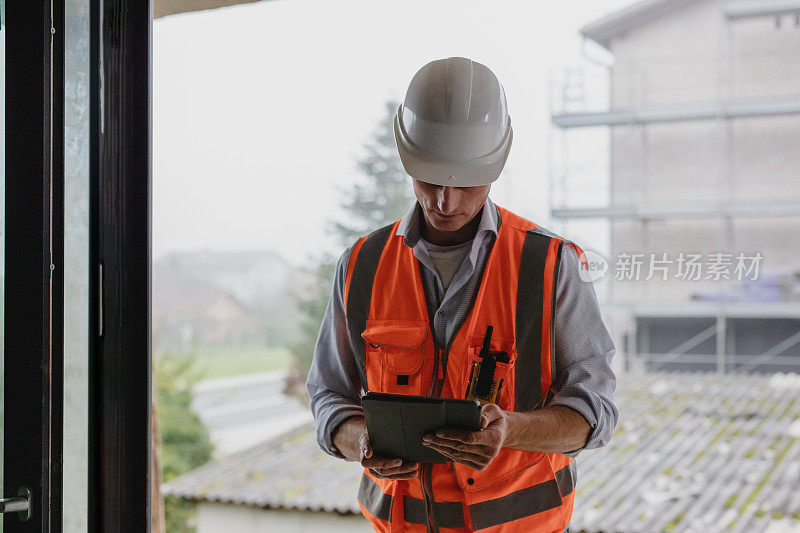 建筑师在建筑工地使用数字平板电脑