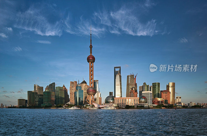 2012年，中国上海外滩上的摩天大楼