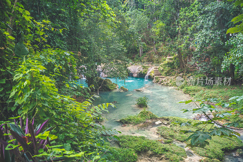 牙买加奥科斯里奥斯的天然泉水，蓝洞，自然之美