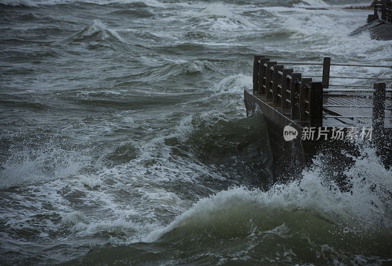 波浪拍打着堤岸