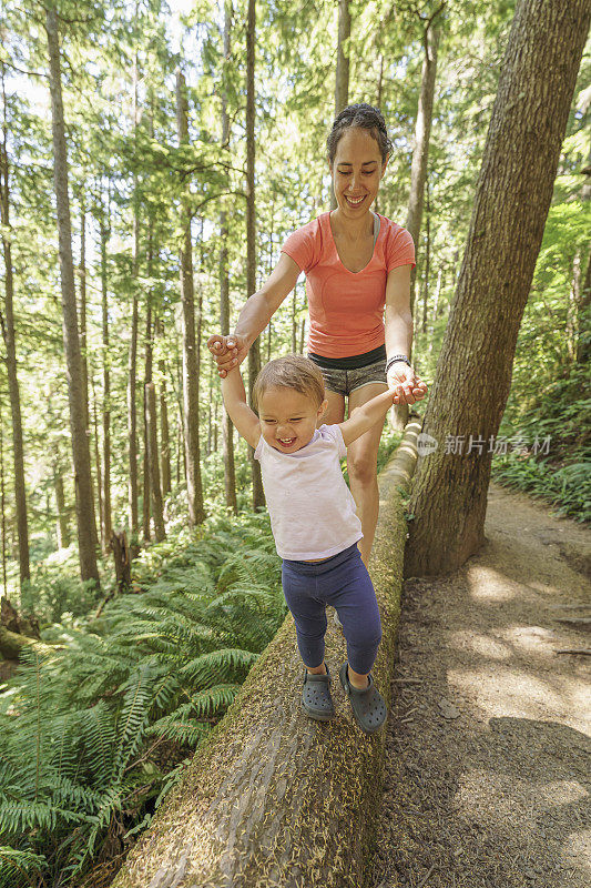 可爱的混血幼童和她的妈妈在外面玩