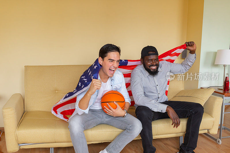 一群来自美国的年轻朋友在现代公寓里享受篮球比赛。