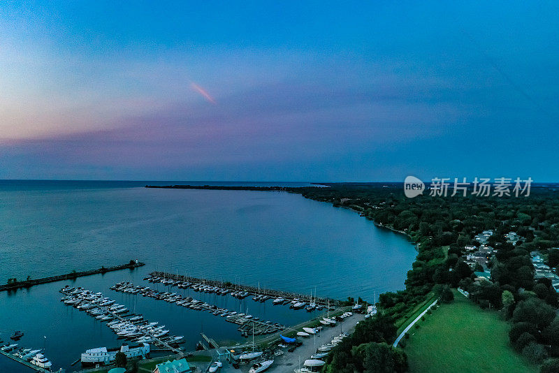 加拿大安大略省，圣凯瑟琳，韦斯特克利夫公园的达尔豪斯港山脉后灯塔