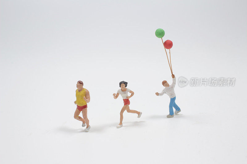 一个小不点的人一家人快乐地跑着，玩着气球