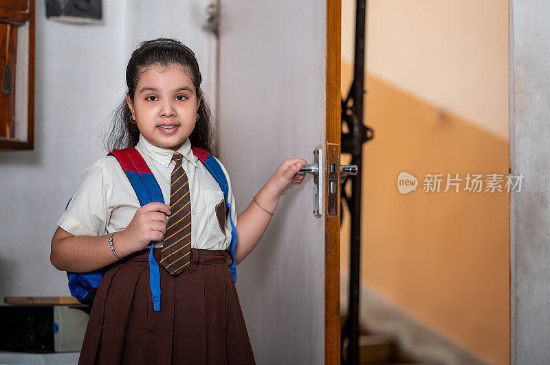 回到学校-年轻女孩的肖像去学校穿制服。