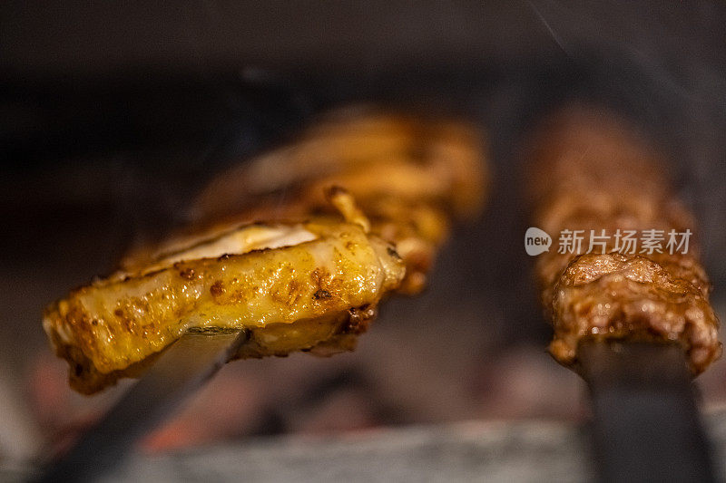 烤鸡翅和土耳其烤肉串