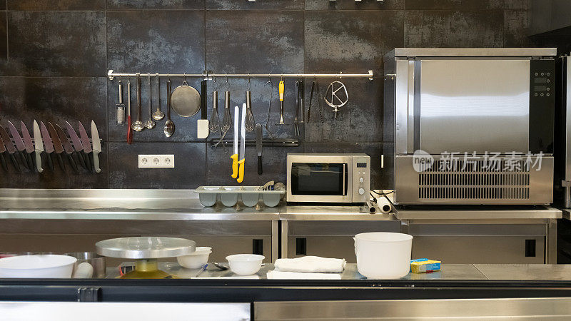 现代餐厅的开放式厨房，配有冰箱和烤箱