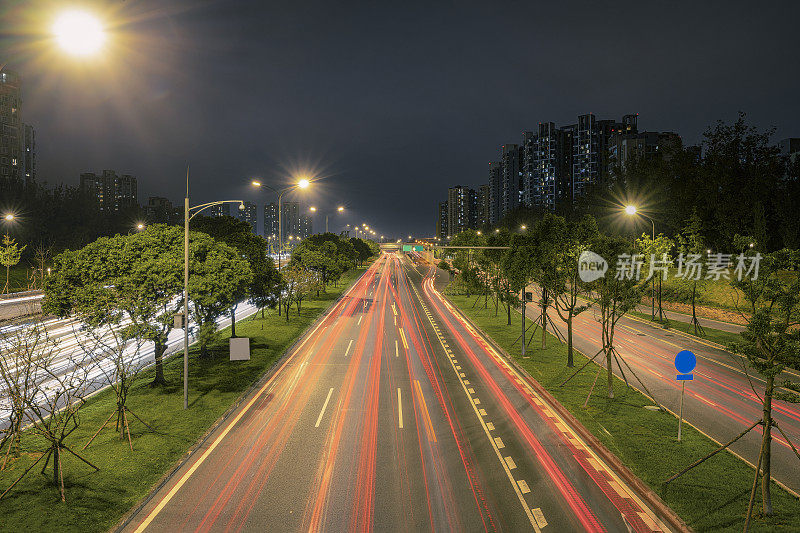 成都金融城附近道路上车辆的流线型，摄于夜间