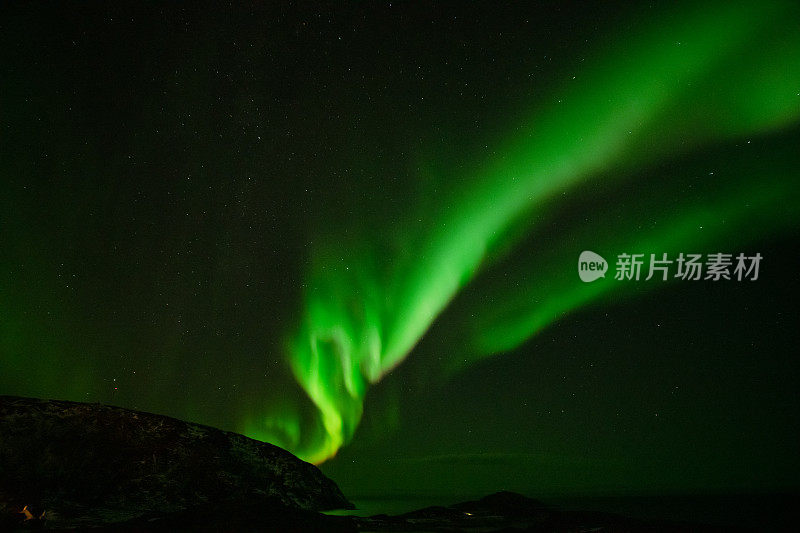 北极光在夜空中山脉的轮廓