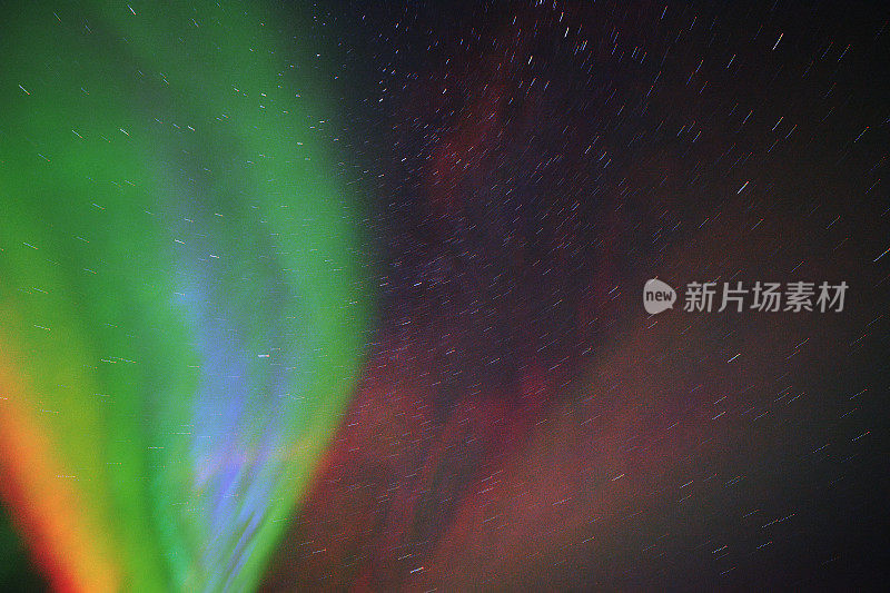 夜空中五颜六色的北极光。星星在数字生成的图像上留下痕迹