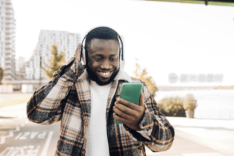 一个年轻的非洲男人的肖像在移动中享受音乐