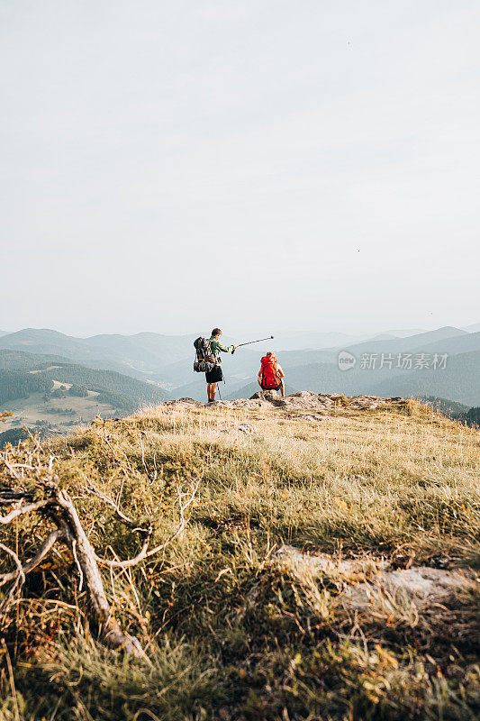 徒步旅行的朋友在山脊上放松的观点