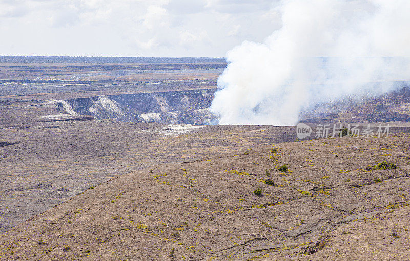 基拉韦厄火山口喷出烟雾。