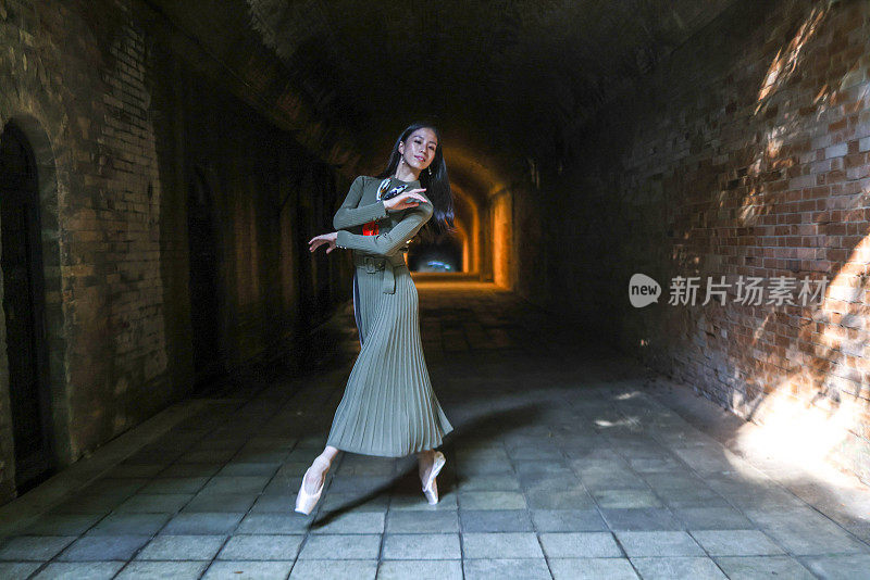 美丽的女人在隧道里跳舞