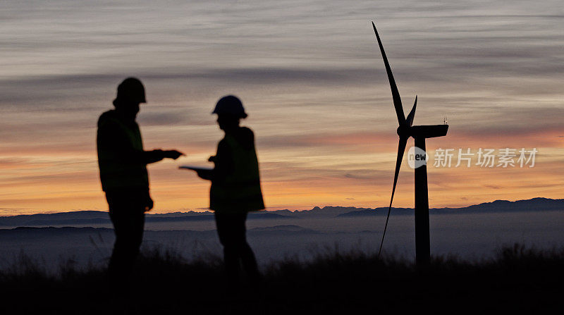 黄昏时在风电场工作的风能工程师。可再生能源系统。碳中和和可持续能源。
