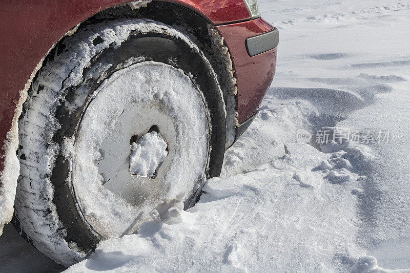 特写的汽车轮胎在冬天的雪道上，朱利安阿尔卑斯山，Primorska，斯洛文尼亚，欧洲
