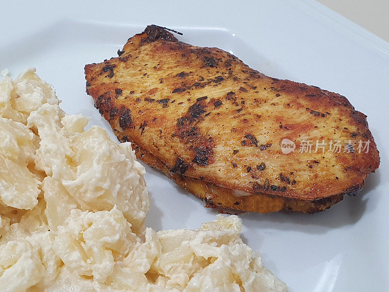 鸡胸肉配土豆沙拉