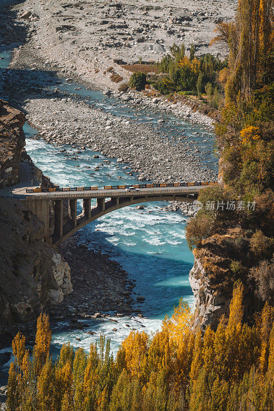 在秋天的喜玛拉雅山上的河上的桥