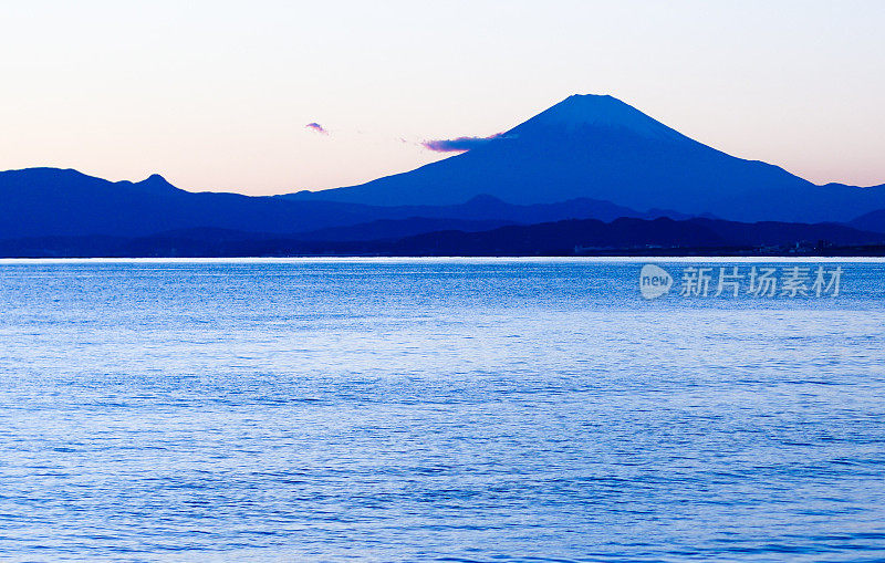 夕阳下，沙滩上的富士山轮廓