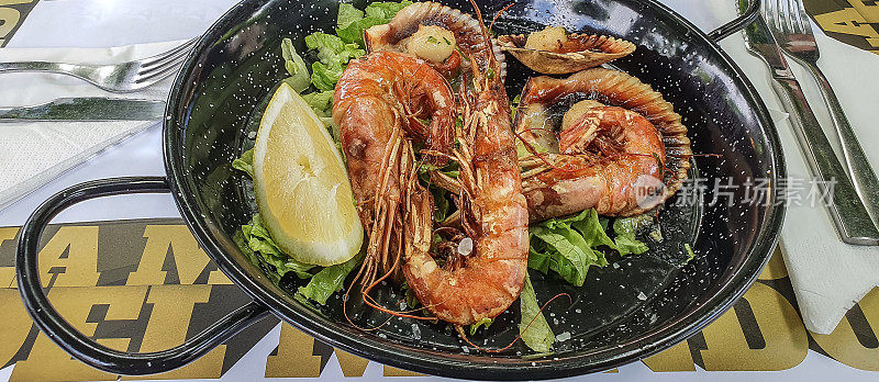 用海鲜饭平底锅烤虾，随时可以吃。