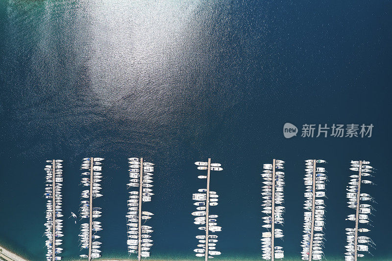 滨海湾有帆船和游艇