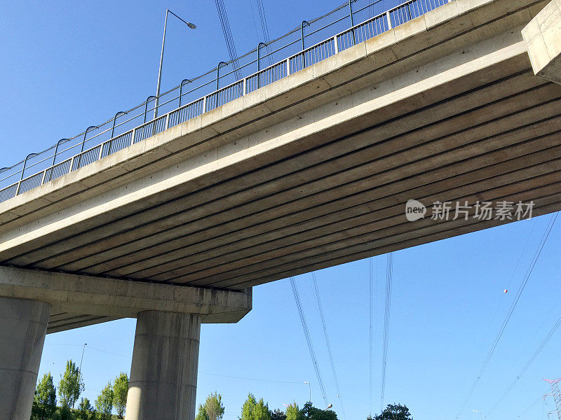 高架桥以天空为背景