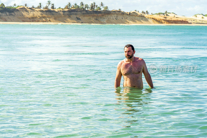 40多岁的巴西帅哥在沙滩上游泳