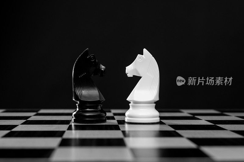 两个国际象棋骑士在黑色背景上