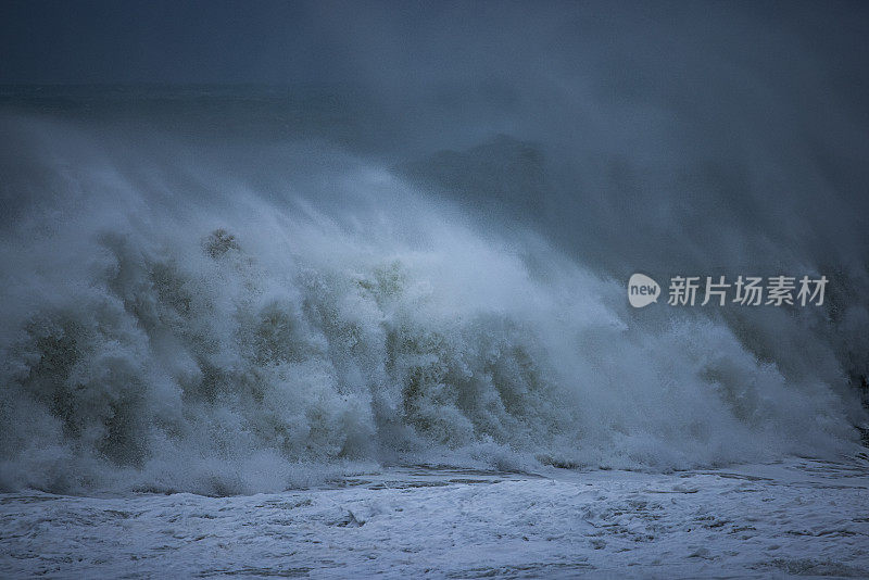 在暴风雨的日子，大海会掀起巨浪