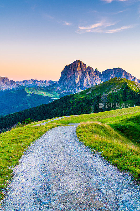 意大利阿尔卑斯山——夕阳下白云石的乡村高山公路。
