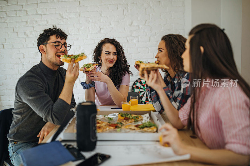 披萨外卖。快乐的学生在课间休息时在公寓里吃午饭