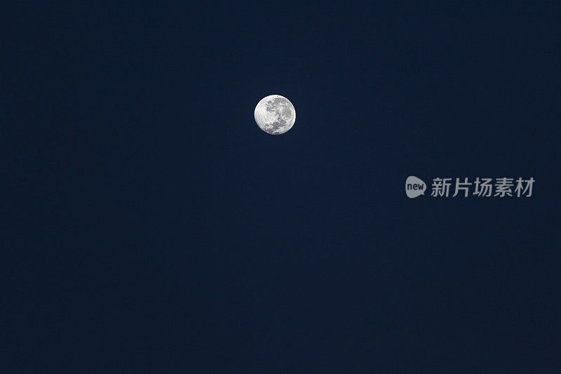 明亮的满月在漆黑的夜空中闪耀